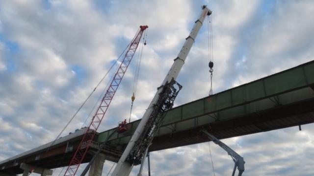 Hooking up the 160 and 110-ton cranes to the girder section