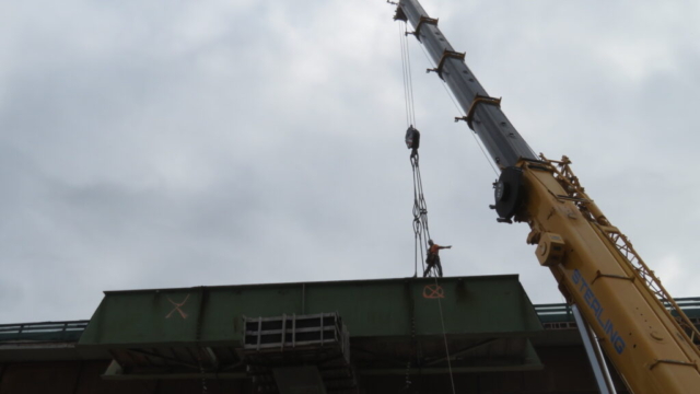 Preparing to hook-up the pier 15 haunch girder to the 200-ton crane