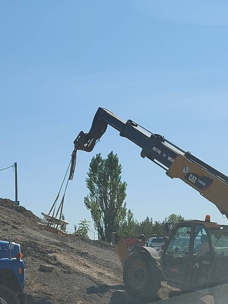 Telehandler delivering the bearing to the south abutment