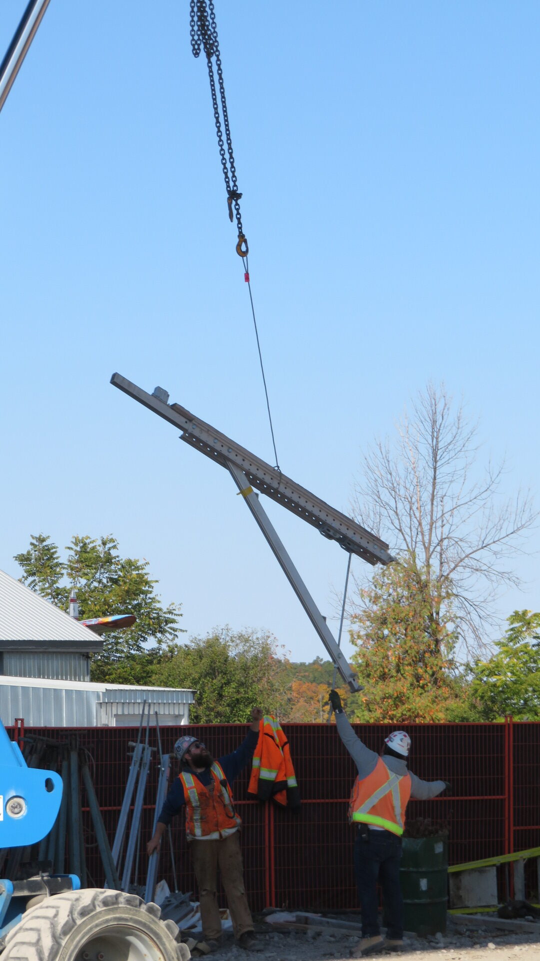 Hooking the work platform bracket to the crane