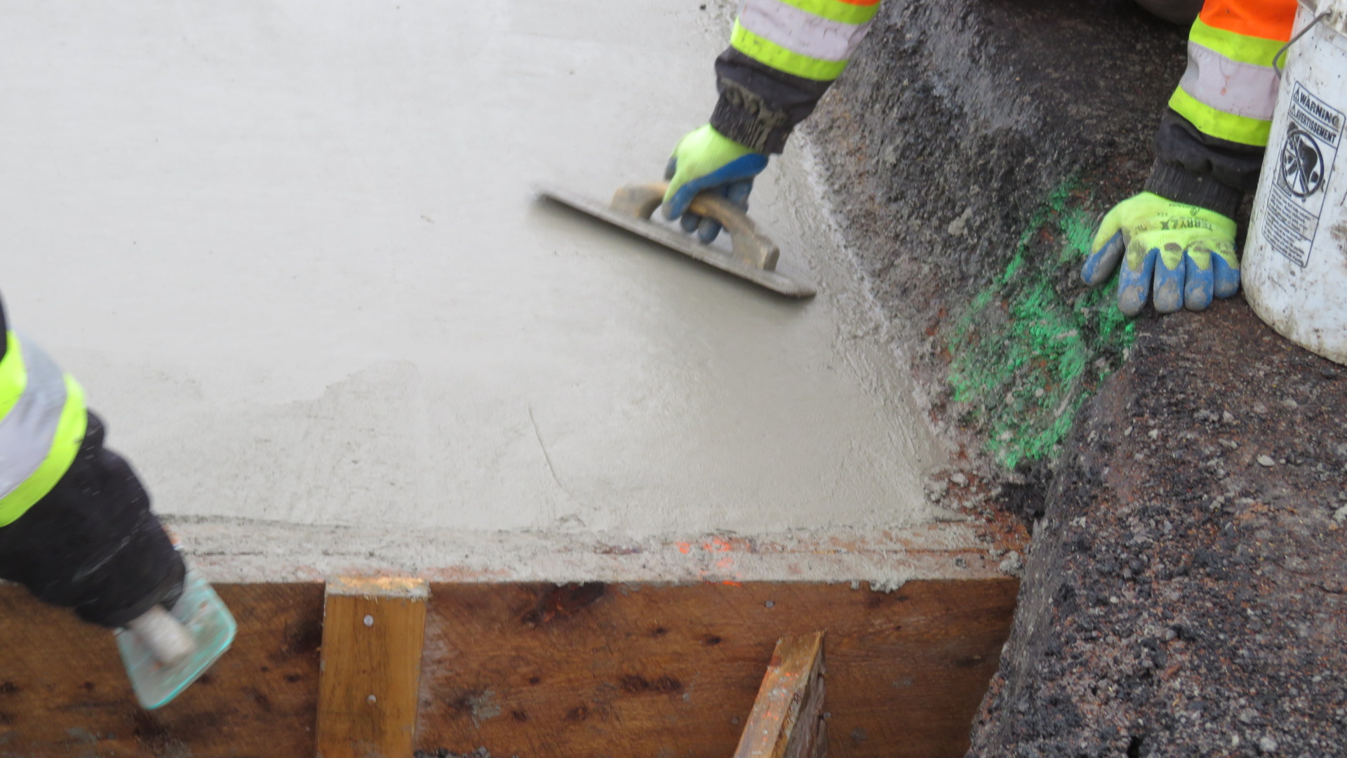 Finishing the approach slab concrete