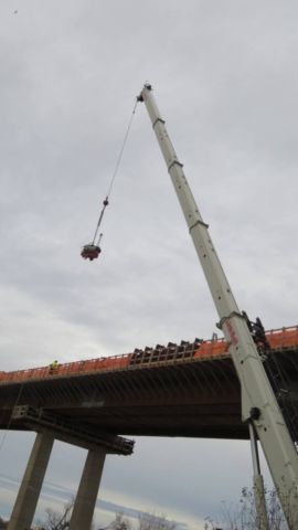 Expanded view of the 160-ton crane lowering the frost fighter to the bridge deck