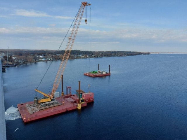 Barge with 200-ton crane and second barge with manlift