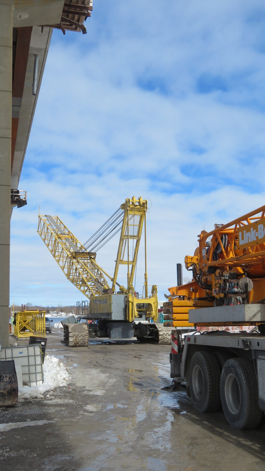 Assembling the 200-ton crane