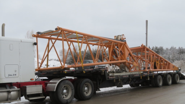 Delivering the boom sections for the second 200-ton crane