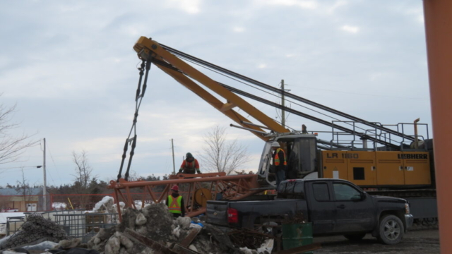Assembling the 200-ton crane