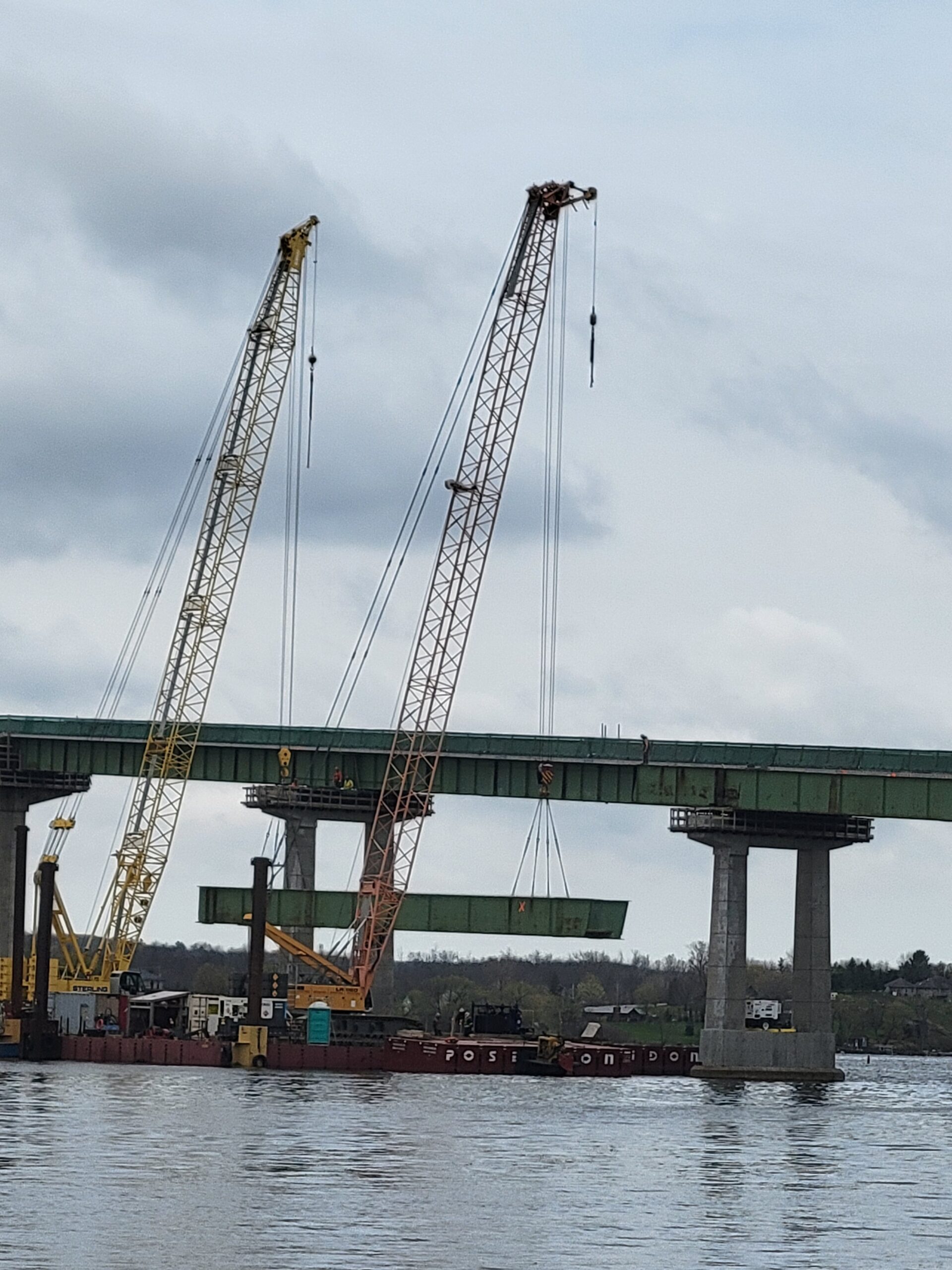 Lowering the girder to the barge
