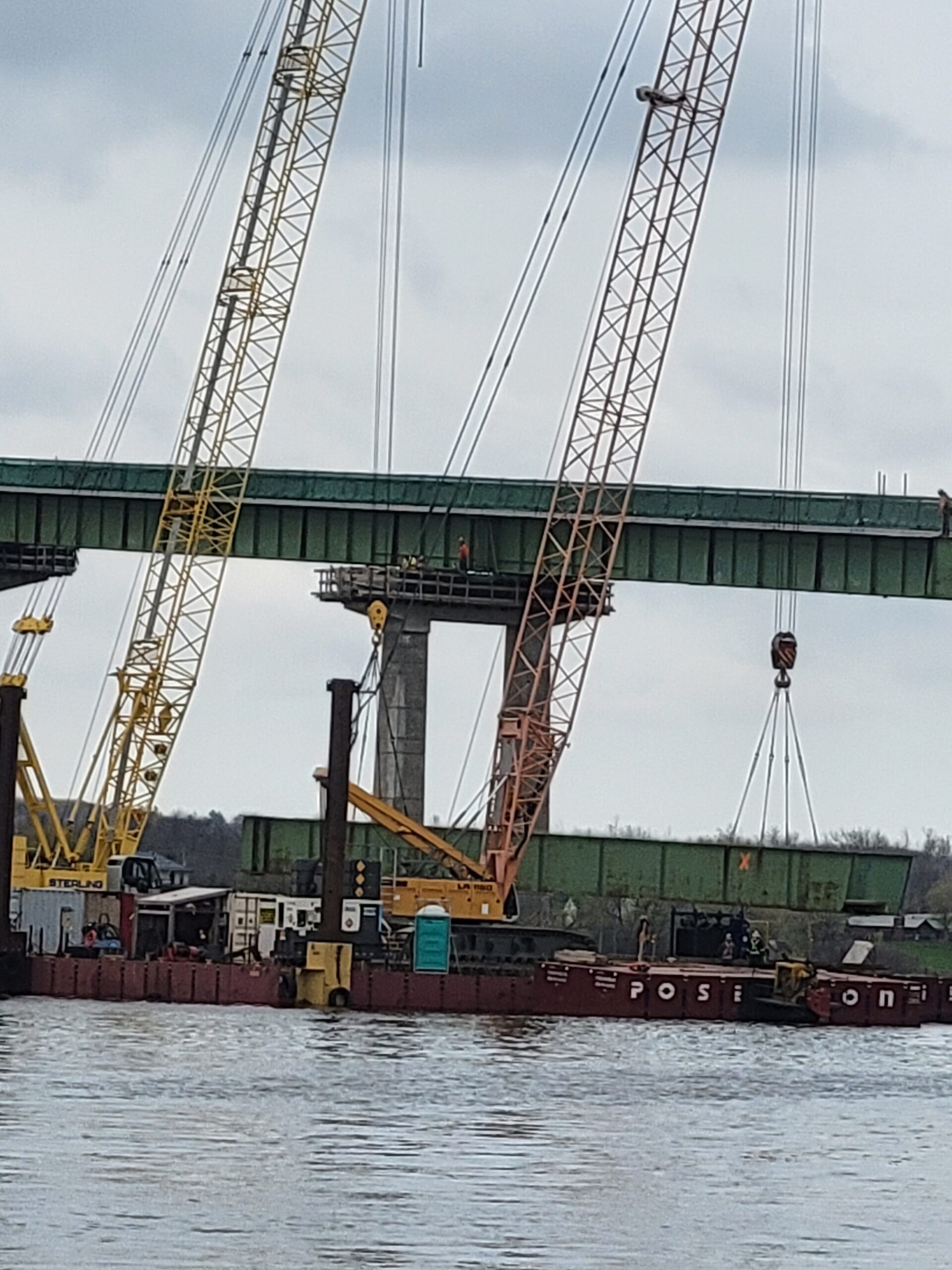 Lowering the girder to the barge