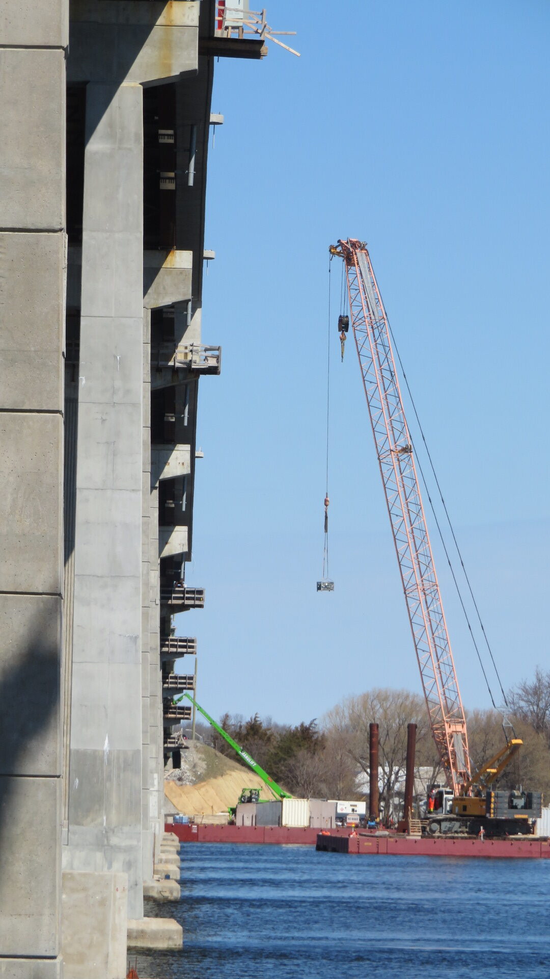 200-ton crane lifting the containment scaffolding to the deck