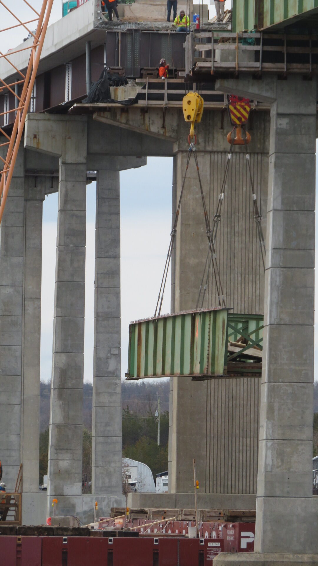 Close-up, lowering the girder