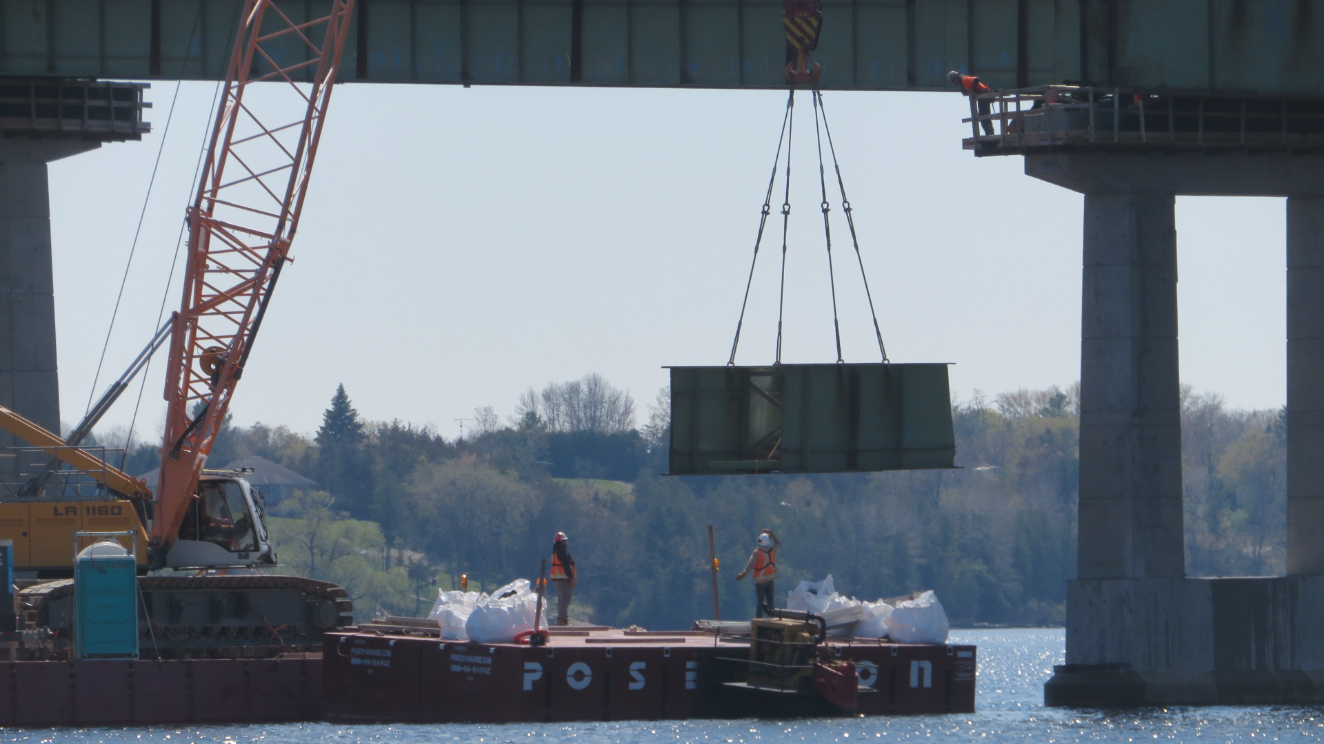 Lowering the girder section to the barge