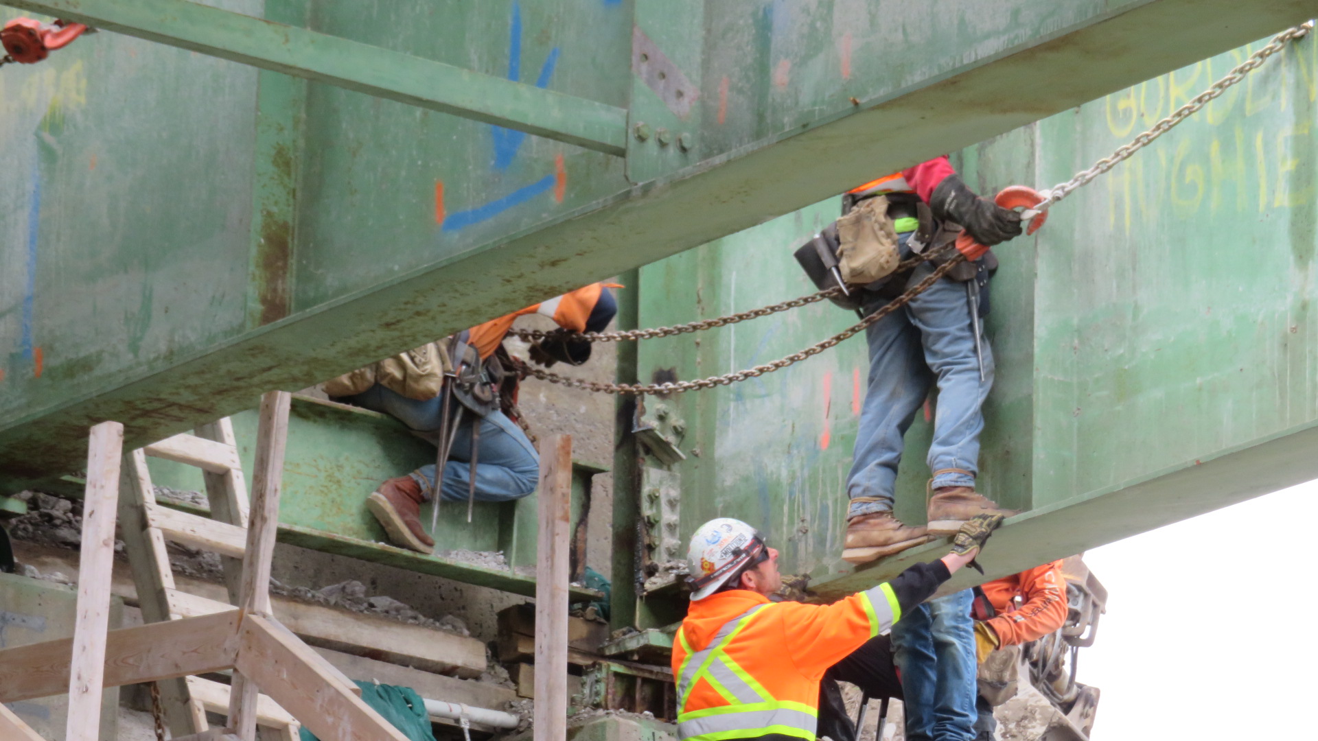 Releasing the restraints for girder removal