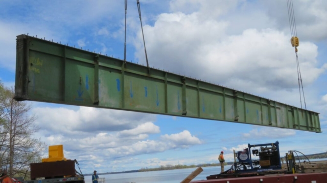 Moving the final girder section to the barge