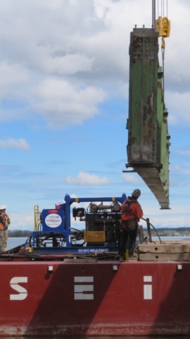 Lowering the girder onto the barge