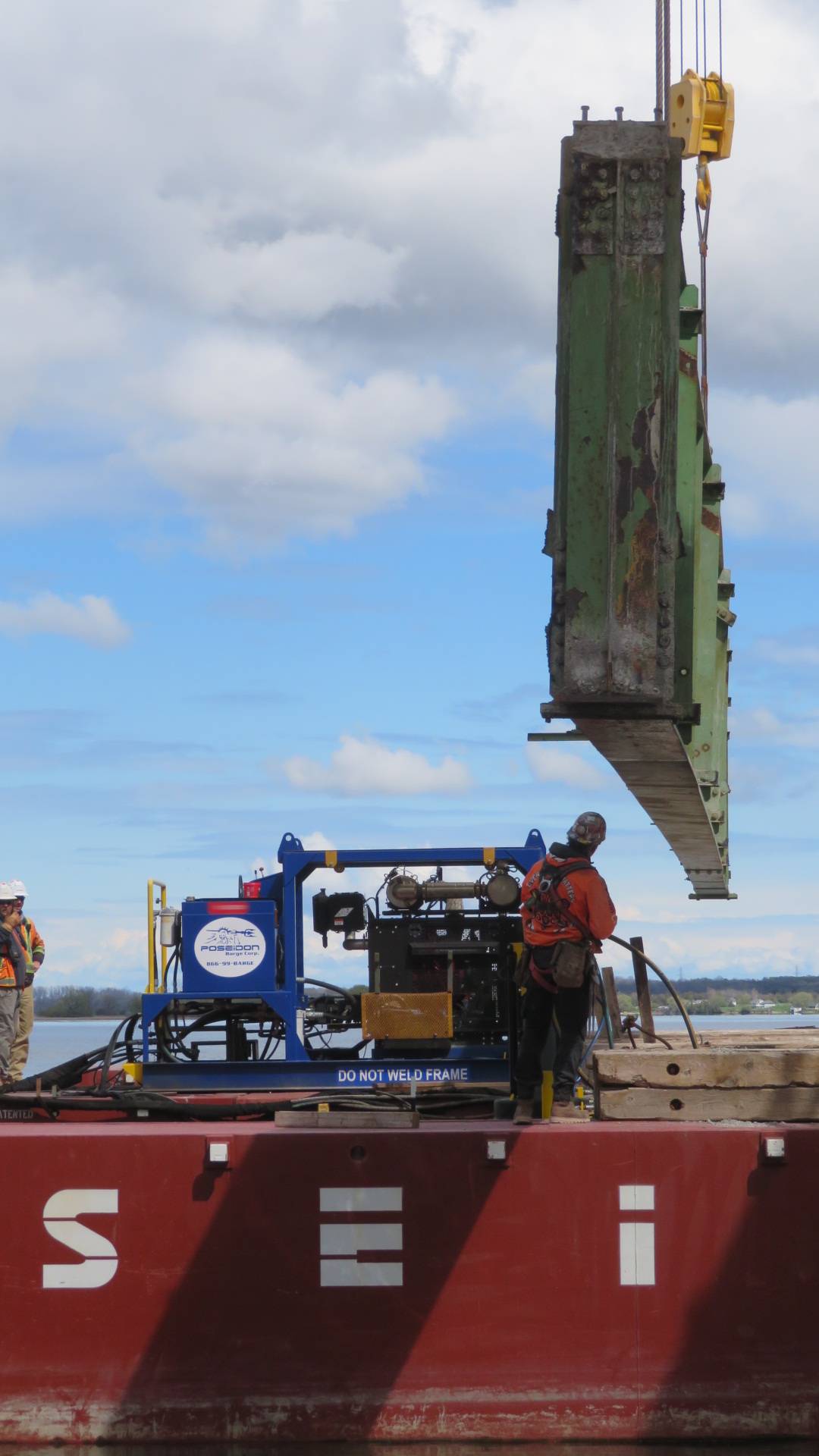 Lowering the girder onto the barge