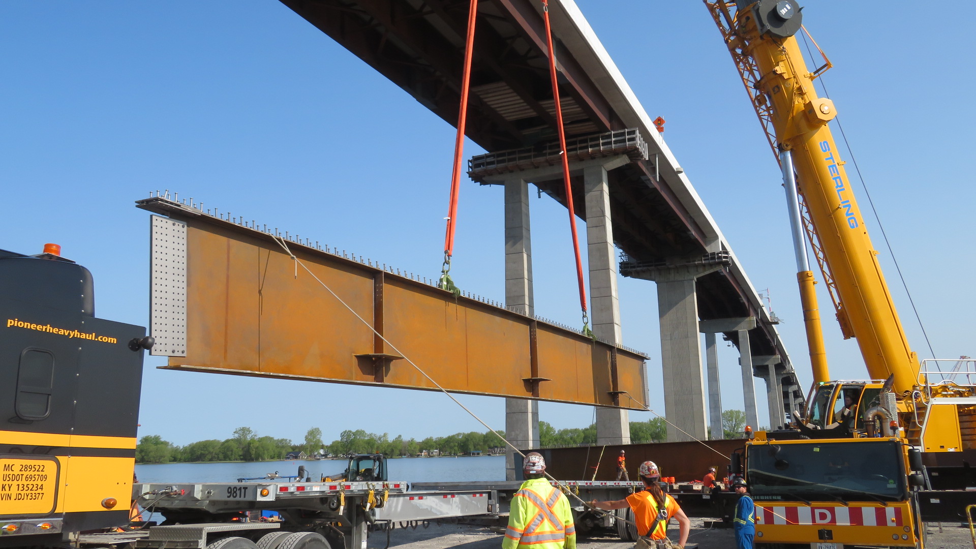 Removing the second girder from the truck