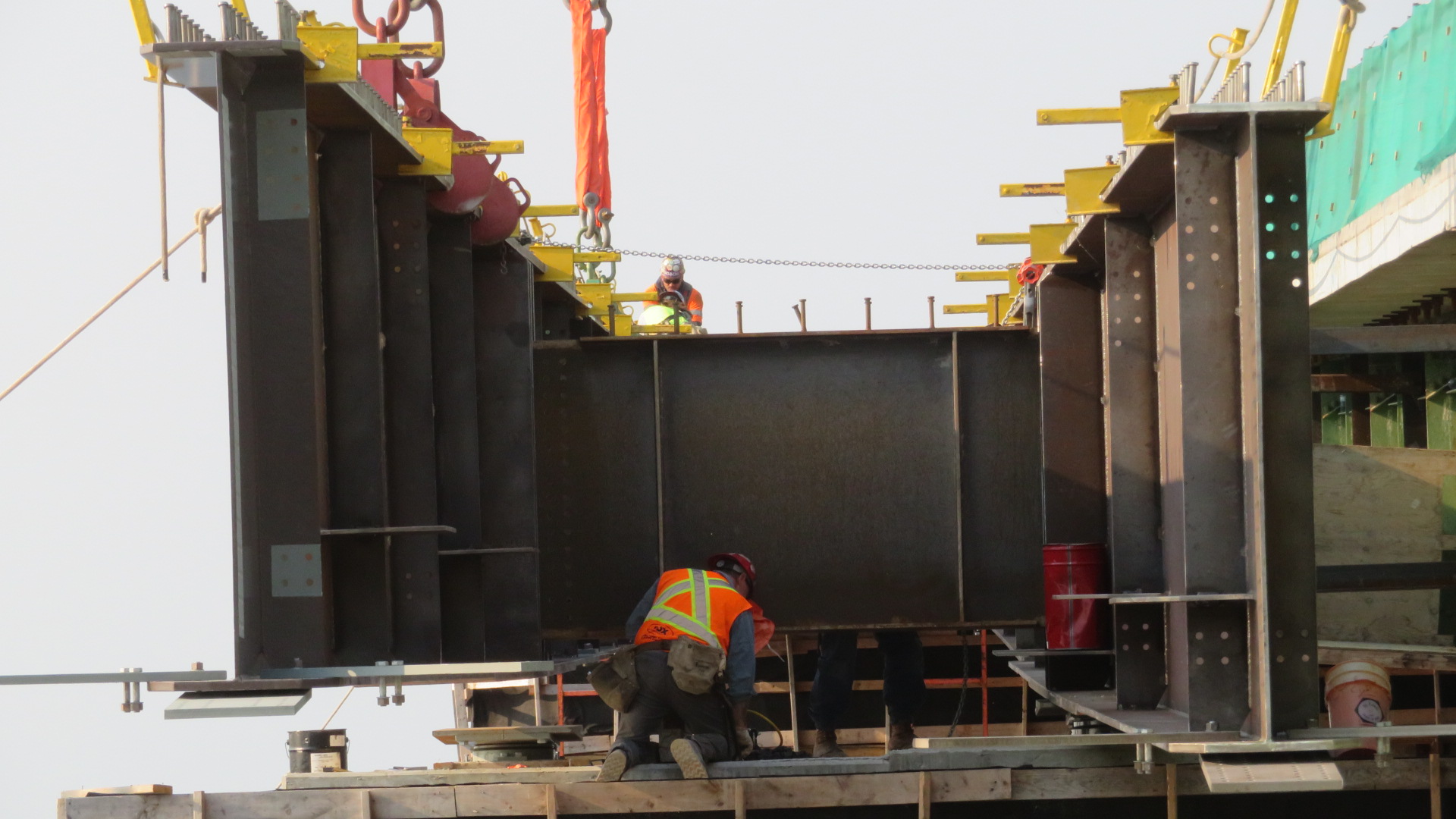 Installing the second girder between piers 2-1