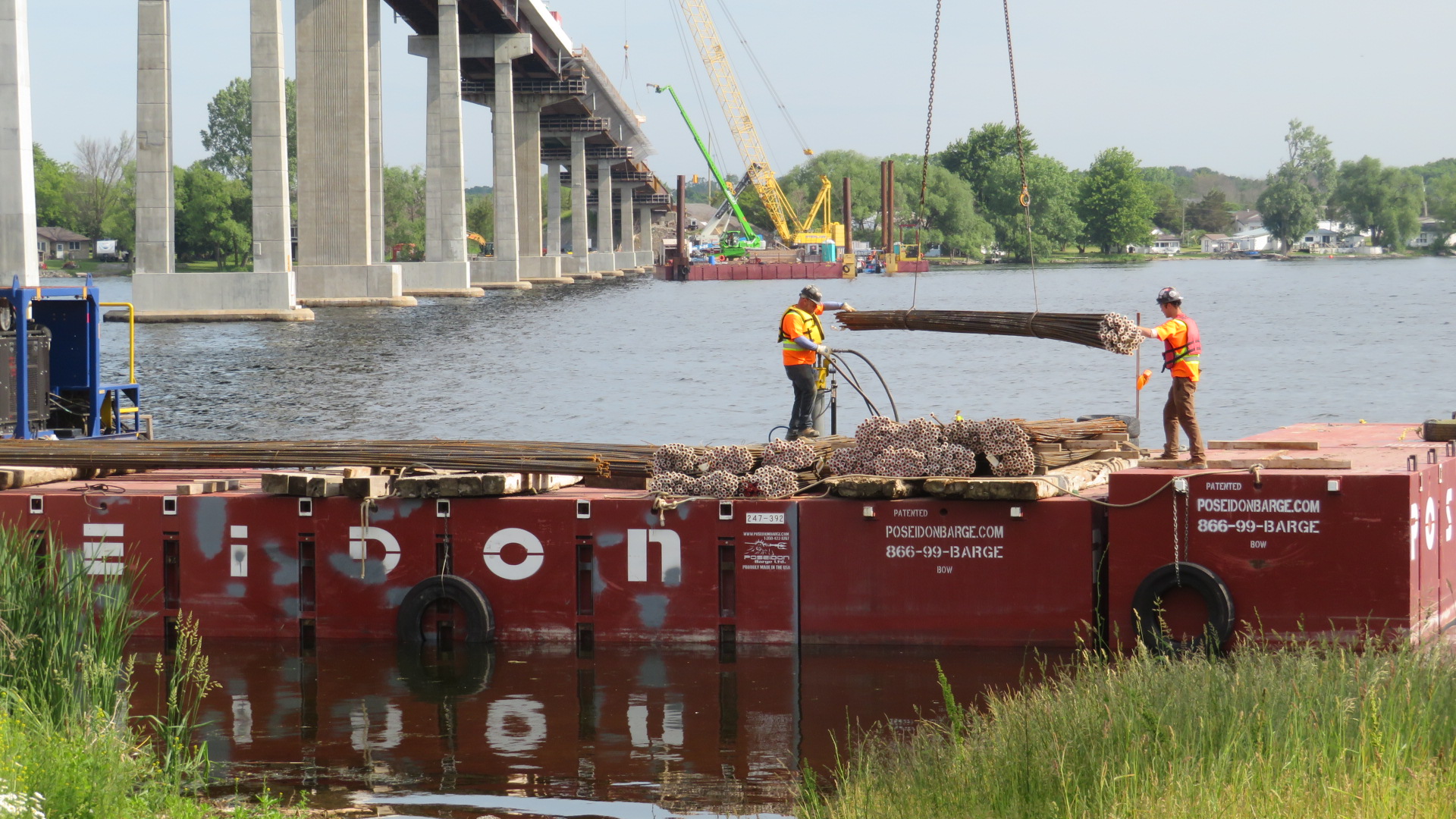 Lowering the rebar to the barge