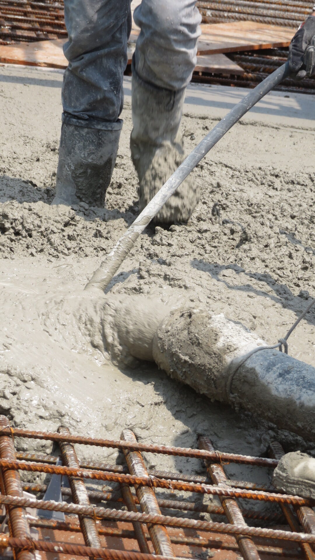 Close-up, pumping and vibrating the concrete