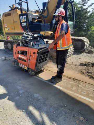Cutting the asphalt for shoulder widening
