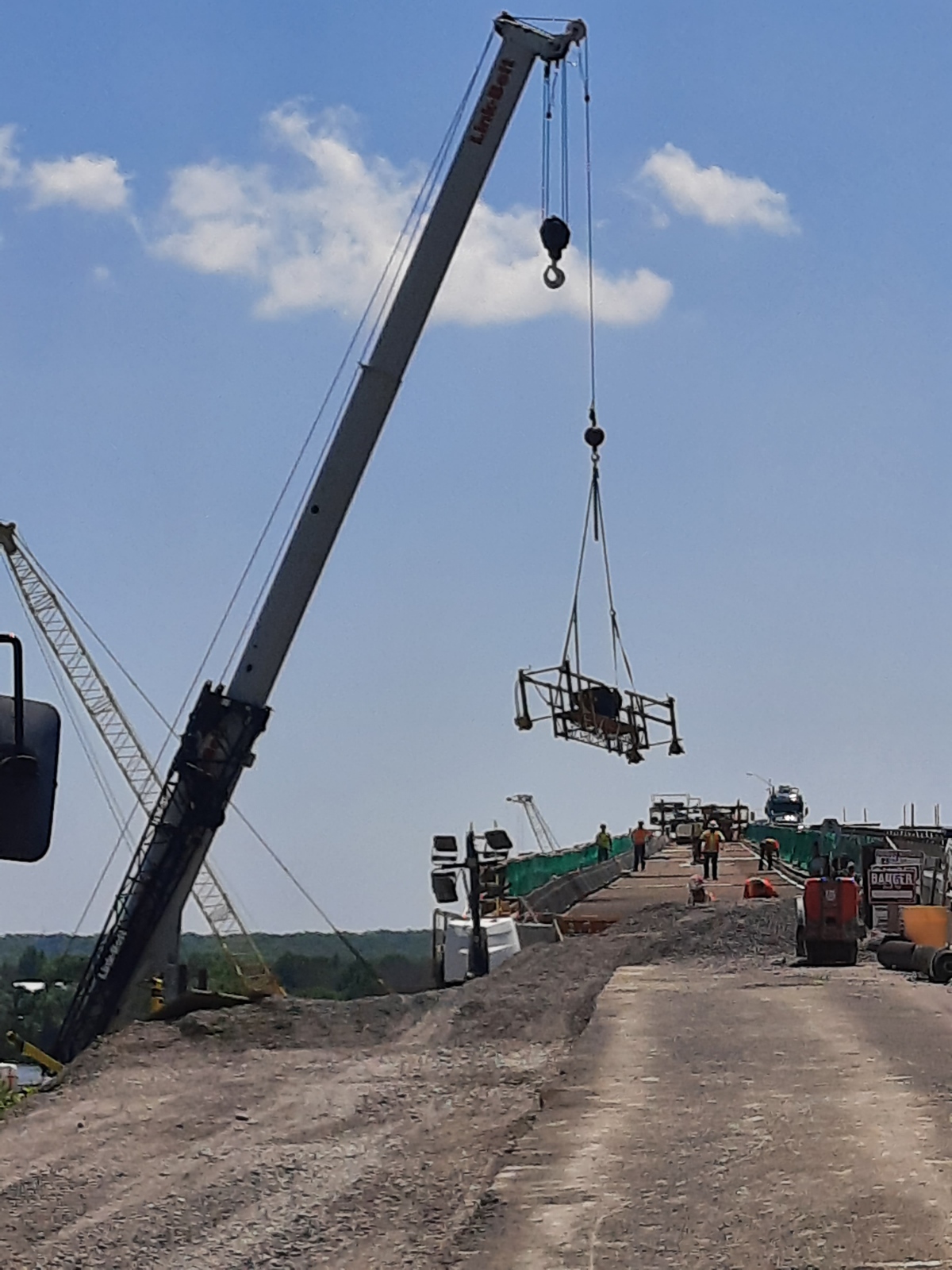 200-ton crane lifting the work platform to the deck