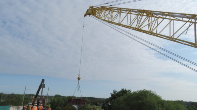 200-ton crane lifting the formwork to the deck