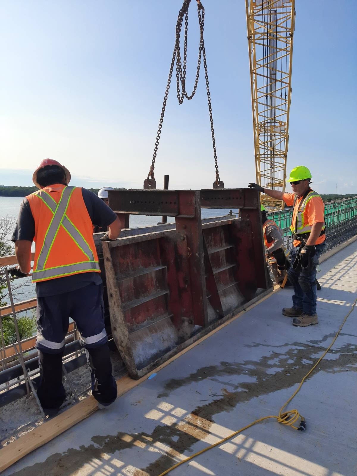 Lowering the formwork